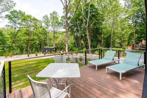 Cute Riverside Cabin w Hot Tub Fire Pit & Kayaks