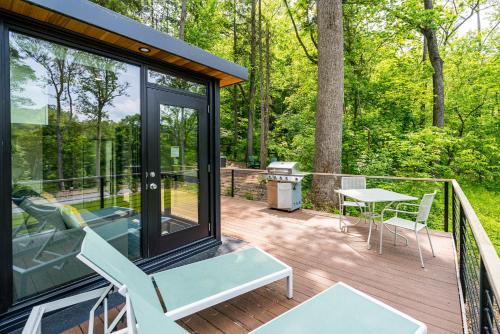 Cute Riverside Cabin w Hot Tub Fire Pit & Kayaks