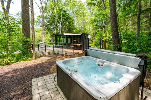 Cute Riverside Cabin w Hot Tub Fire Pit & Kayaks