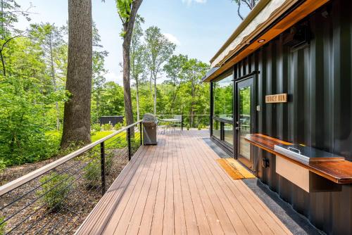 Cute Riverside Cabin w Hot Tub Fire Pit & Kayaks