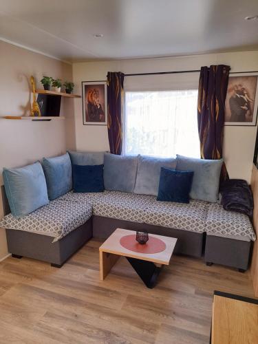 2 bedrooms, 6 beds