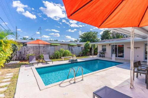 Swimmingpool, Tropic Home 3 Bedrooms with Pool & Relax Backyard in Emerald Hills