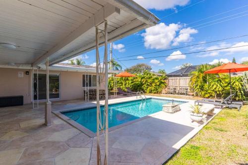 Swimmingpool, Tropic Home 3 Bedrooms with Pool & Relax Backyard in Emerald Hills