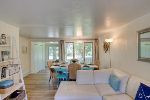 Updated Home with Deck 2 Mi to Sister Bay Beach! in Sister Bay, USA