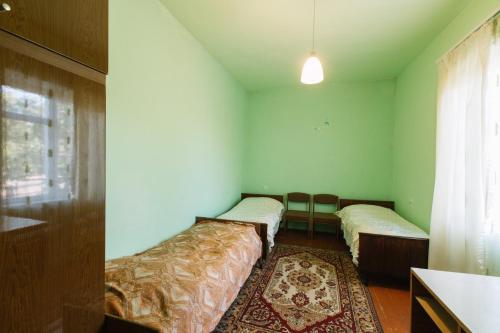 3 twin beds
