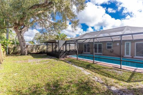Cheerful 4 Bedrooms house with Pool and Game Room in Pembroke Pines