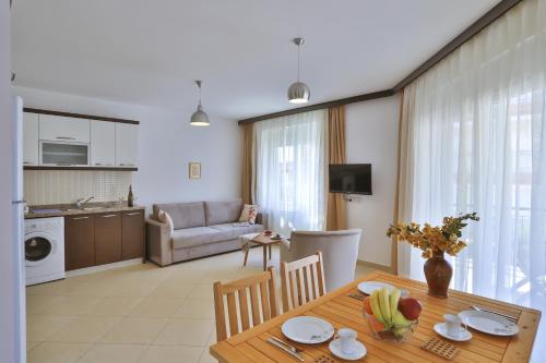  Merkezde, konforlu, 2 odalı apart daire in Kaş