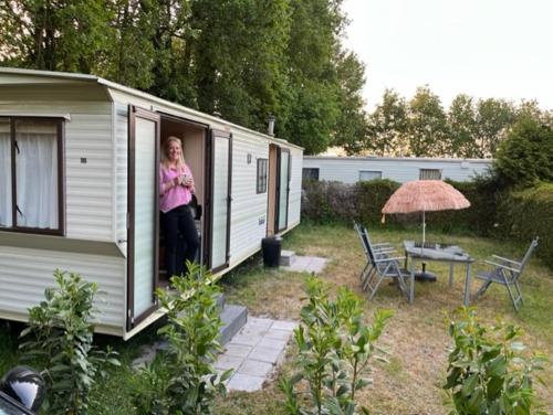  Stacaravan huren in het hart van bosrijk Drenthe op Recreatiepark De Tien Heugten in Schoonloo