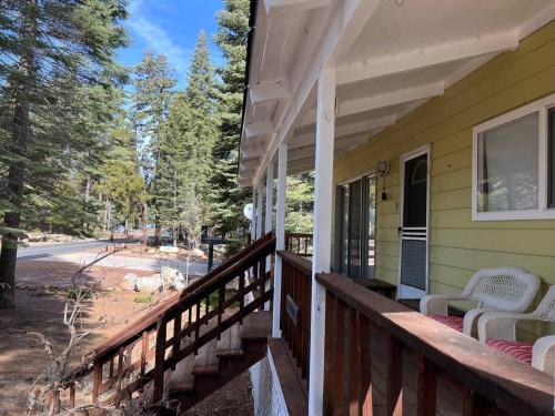 Lake Almanor Country Club Rustic Retro Cottage photo 4