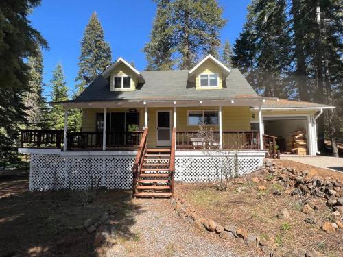 Lake Almanor Country Club Rustic Retro Cottage photo 1