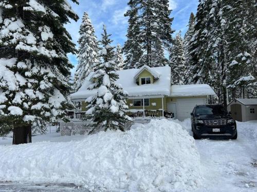 Lake Almanor Country Club Rustic Retro Cottage