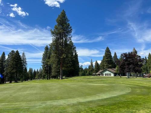 Lake Almanor Country Club Rustic Retro Cottage