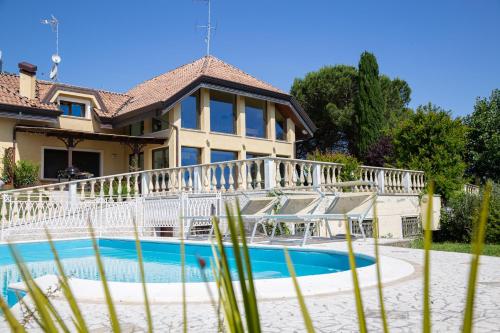 Villa Rolls - Porzione di Villa con piscina,giardino e parcheggi