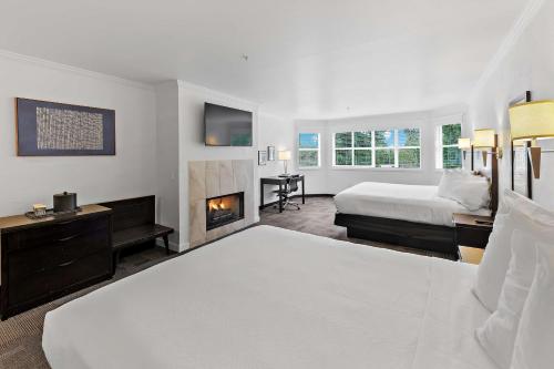 Deluxe Room with King Bed and Queen Bed - Fireplace - Non Smoking