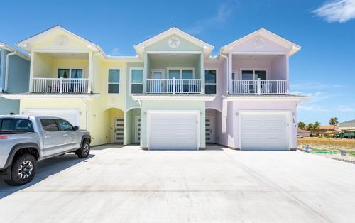 Beautiful New 3 Bedroom Townhouse w/ Private Pool in Corpus Christi, USA