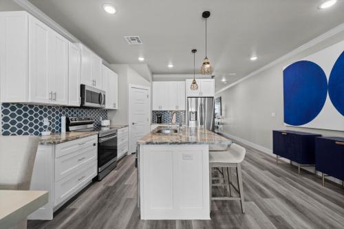 Beautiful New 3 Bedroom Townhouse w/ Private Pool in Corpus Christi, USA