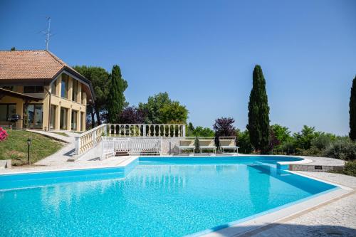 Villa Rolls - Porzione di Villa con piscina,giardino e parcheggi