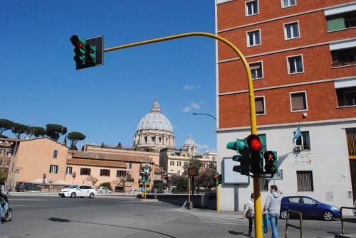 Di Fronte alla Cupola – Rome