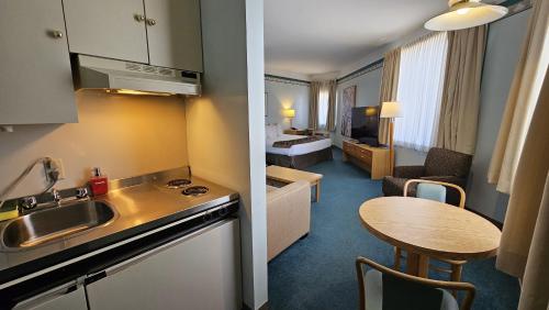 The Cedars Inn Hotel & Convention Centre - 주방