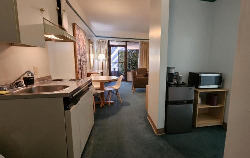 The Cedars Inn Hotel & Convention Centre - 주방