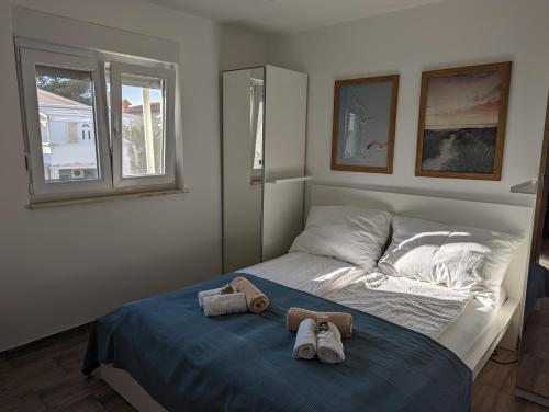 2 bedrooms, 3 beds