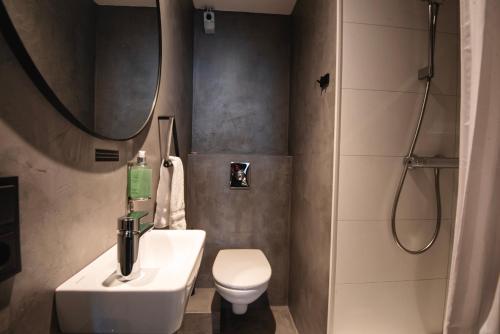 Quadruple Room with Private Bathroom image 5