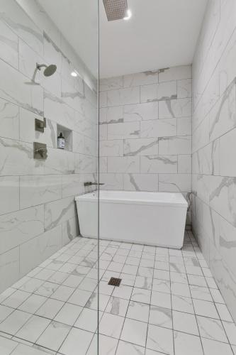 EastVillage Signature Villas by Dunyha - 샤워실