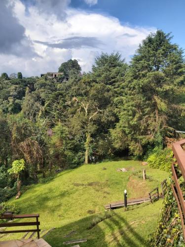 LAR - Chalé com 4 quartos em Campos do Jordão