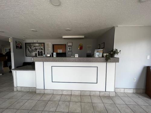 Super 8 by Wyndham Cleveland TX - 로비
