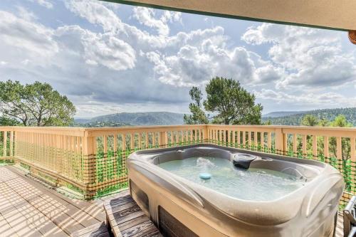Mesa Verde, Hot Tub, Pedestal Octagon Home / Mount, Ruidoso