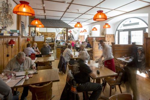 Pub/Lounge, Auberge de l'Hospice in Les Diablerets