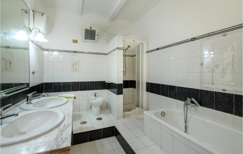 Phòng tắm, Nice apartment in Montopoli di Sabina with 2 Bedrooms and WiFi in Montopoli Di Sabina