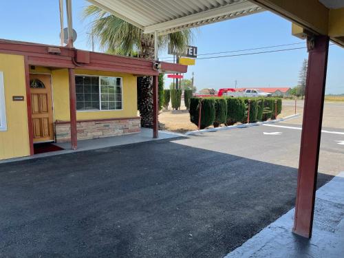 Exterior view, Kings Rest Motel in Lemoore (CA)