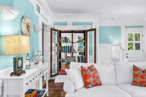 Resort-style Estate w/ Pvt Guest Suites- Sleeps 15 in West Palm Beach, USA