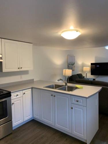 Cosy country mobile home on 18 acres farm sleeps 5 in Port Alberni, Canada
