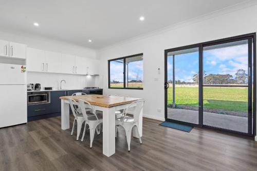 Glenowrie Cottage - 1 King 2 Singles - Farm Stay in Forest Reefs