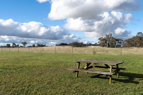 Glenowrie Cottage - 1 King 2 Singles - Near Cadia in Forest Reefs