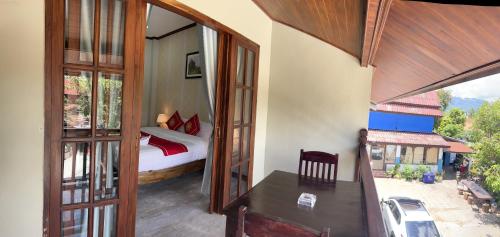 Deluxe Double Room with Balcony image 10