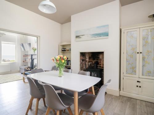 Зовнішній вигляд готелю, Pow-Wow Shore Cottage in Powfoot