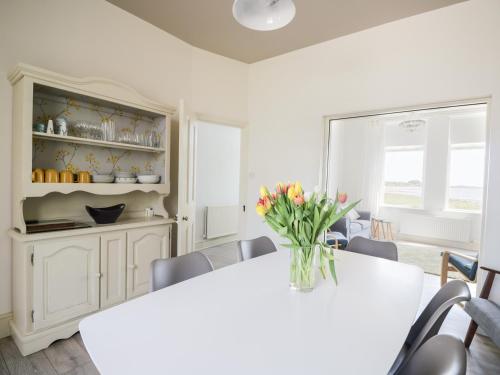 Зовнішній вигляд готелю, Pow-Wow Shore Cottage in Powfoot