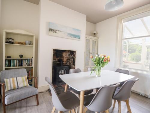 Зовнішній вигляд готелю, Pow-Wow Shore Cottage in Powfoot