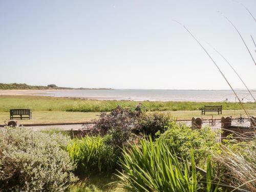 Зовнішній вигляд готелю, Pow-Wow Shore Cottage in Powfoot