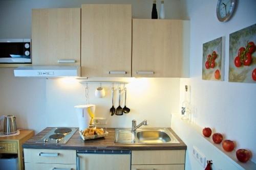 Konyha, Apart Angela in Hollenzen