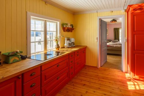 virtuve, Vinjestogo- mesmerizing mountain view, sauna with a view and eco living in an old school house in Vevle
