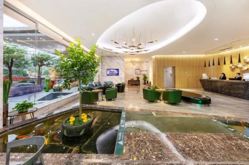 Qianhai Holiday Hotel