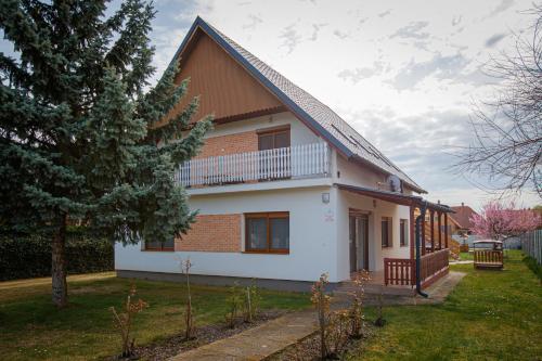 Olivia Apartment House – khách sạn tại Balatonboglar