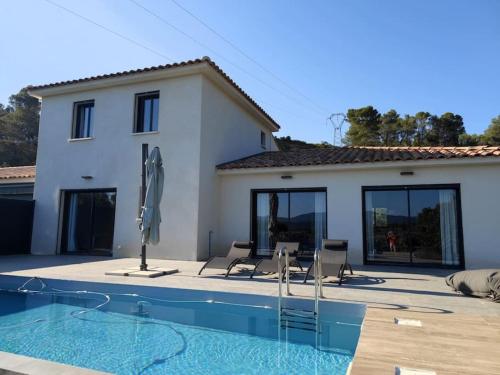 Villa moderne, calme avec piscine proche d'Aix-en-Provence - Location, gîte - Châteauneuf-le-Rouge