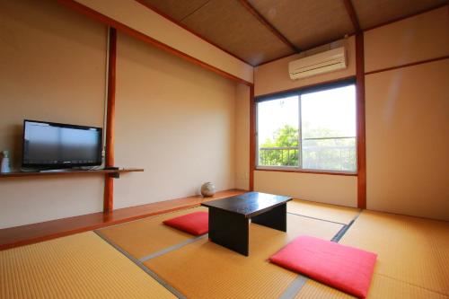 Economy Japanese-Style Twin Room with Shared Bathroom