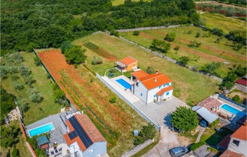 Cozy Home In Gajana With Kitchen