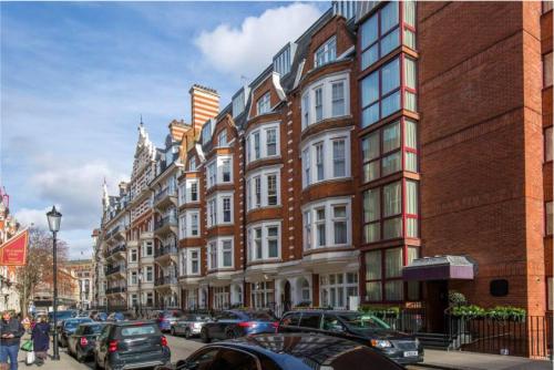 Luxury Knightsbridge apartment outside Harrods